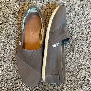 TOMS Gray Canvas Shoe. Size 8.5